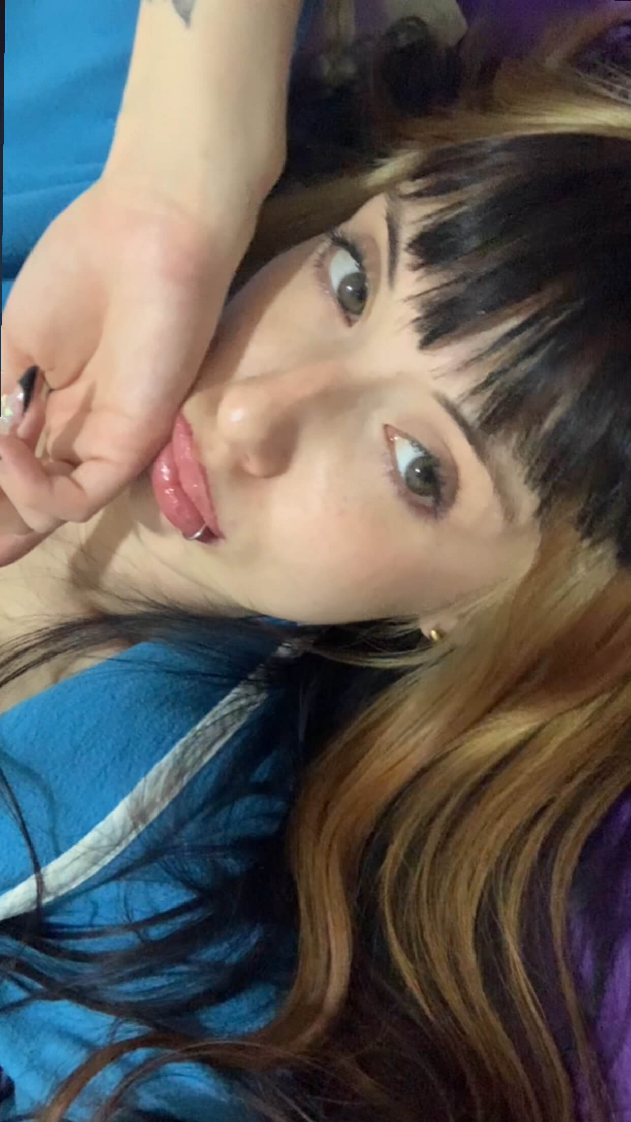 Lily odpoczywa w łóżku obok pluszaka